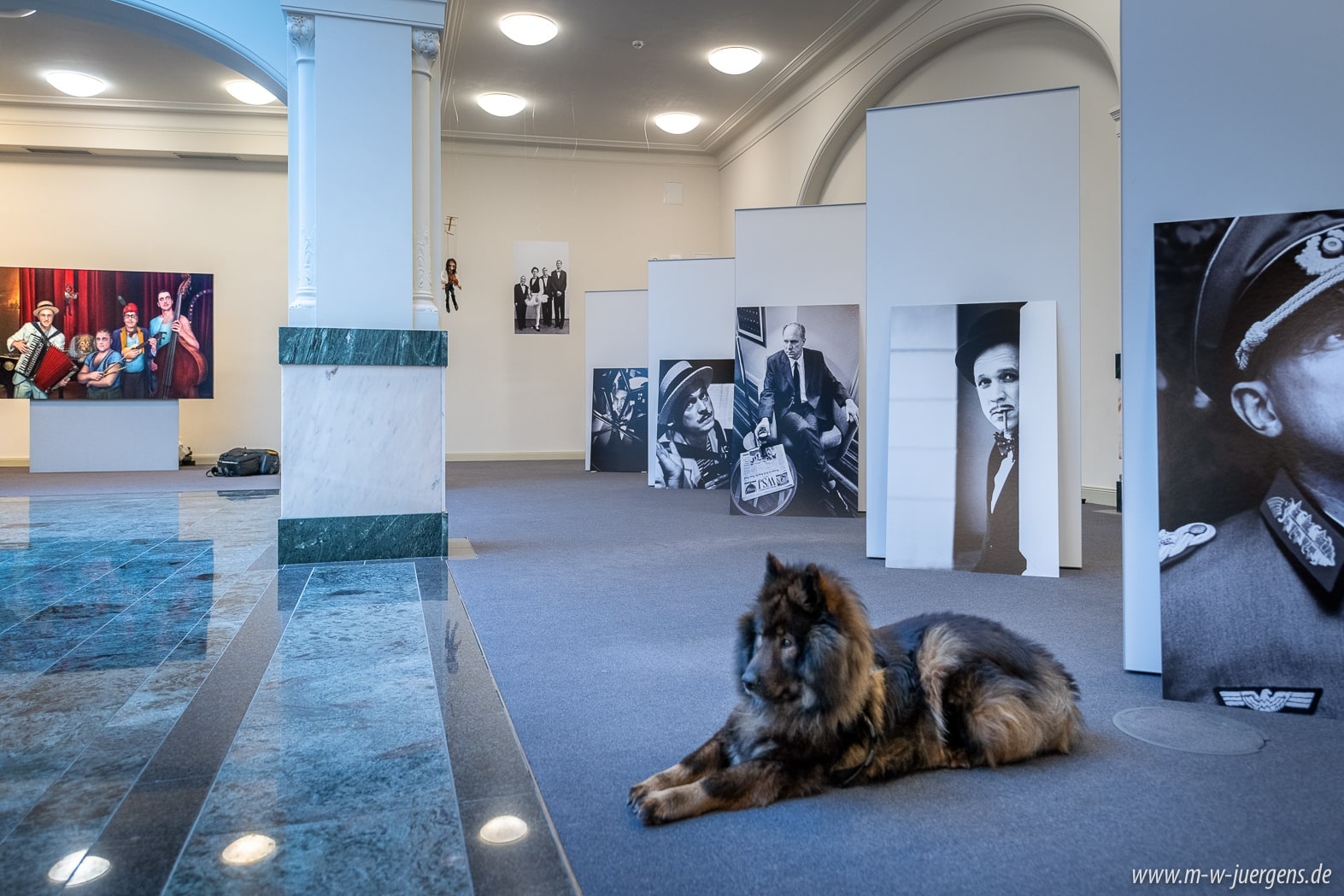 Filmkunstfest Schwerin Filmfest 2021, Ulrich Tukur, Ausstellung Fotografie Malerei, Manfred W. Jürgens Katharina John, Sparkasse Mecklenburg Schwerin, Historische Kundenhallet