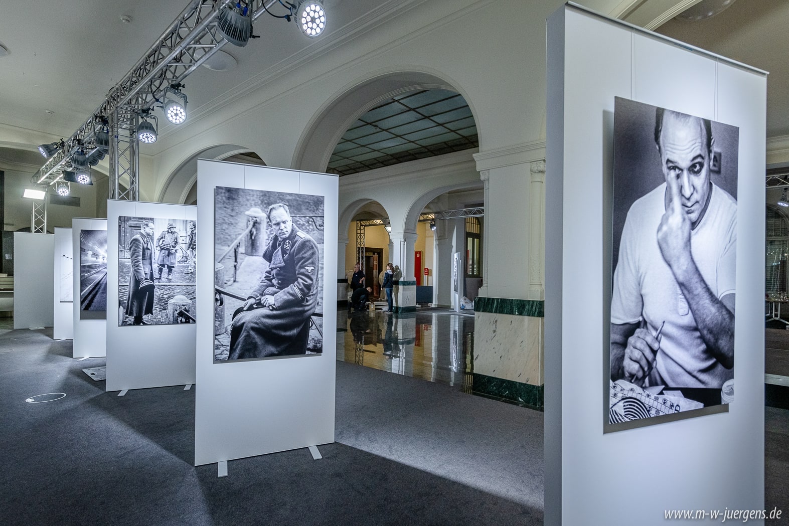 Filmkunstfest Schwerin Filmfest 2021, Ulrich Tukur, Ausstellung Fotografie Malerei, Manfred W. Jürgens Katharina John, Sparkasse Mecklenburg Schwerin, Historische Kundenhallet