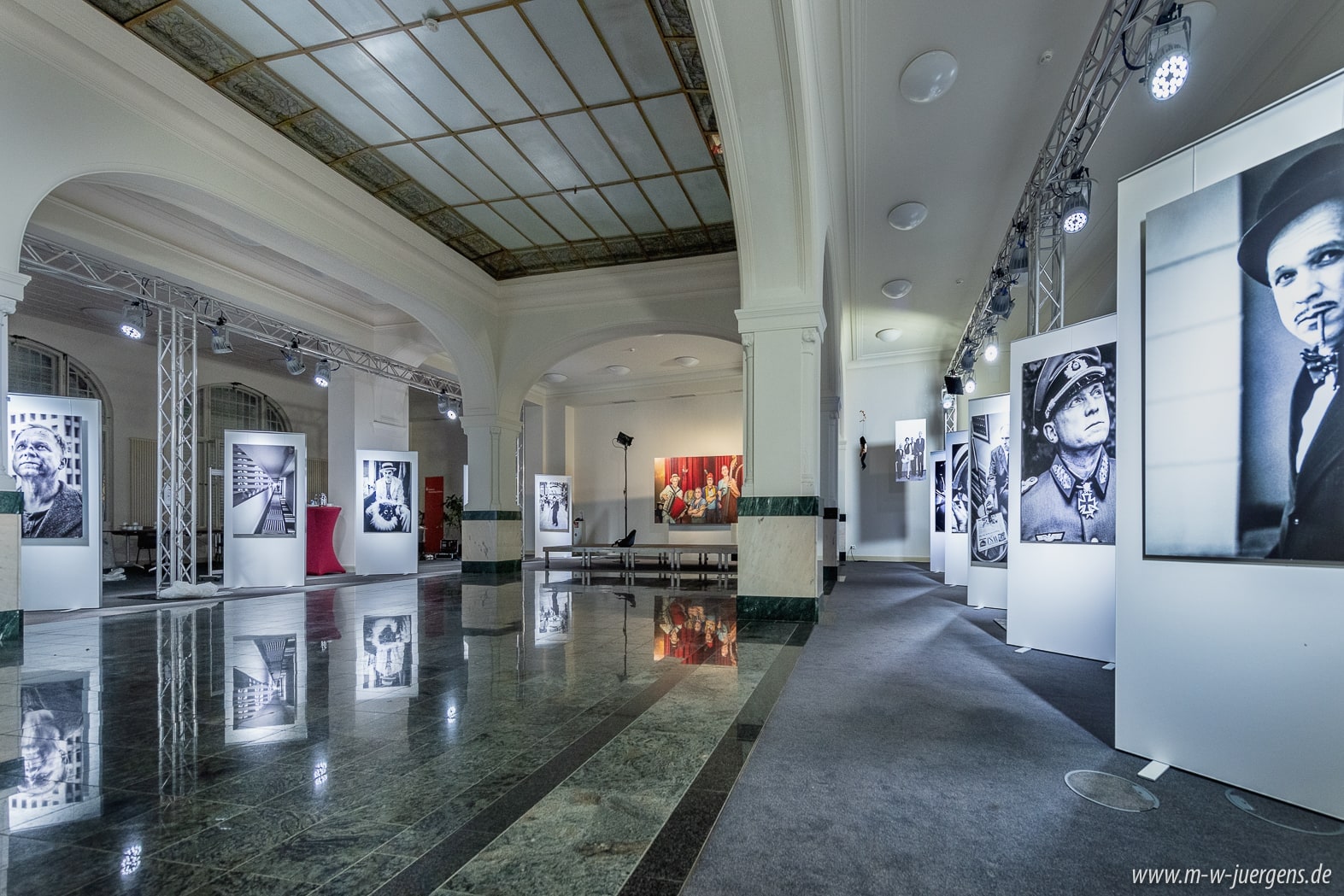 Filmkunstfest Schwerin Filmfest 2021, Ulrich Tukur, Ausstellung Fotografie Malerei, Manfred W. Jürgens Katharina John, Sparkasse Mecklenburg Schwerin, Historische Kundenhallet