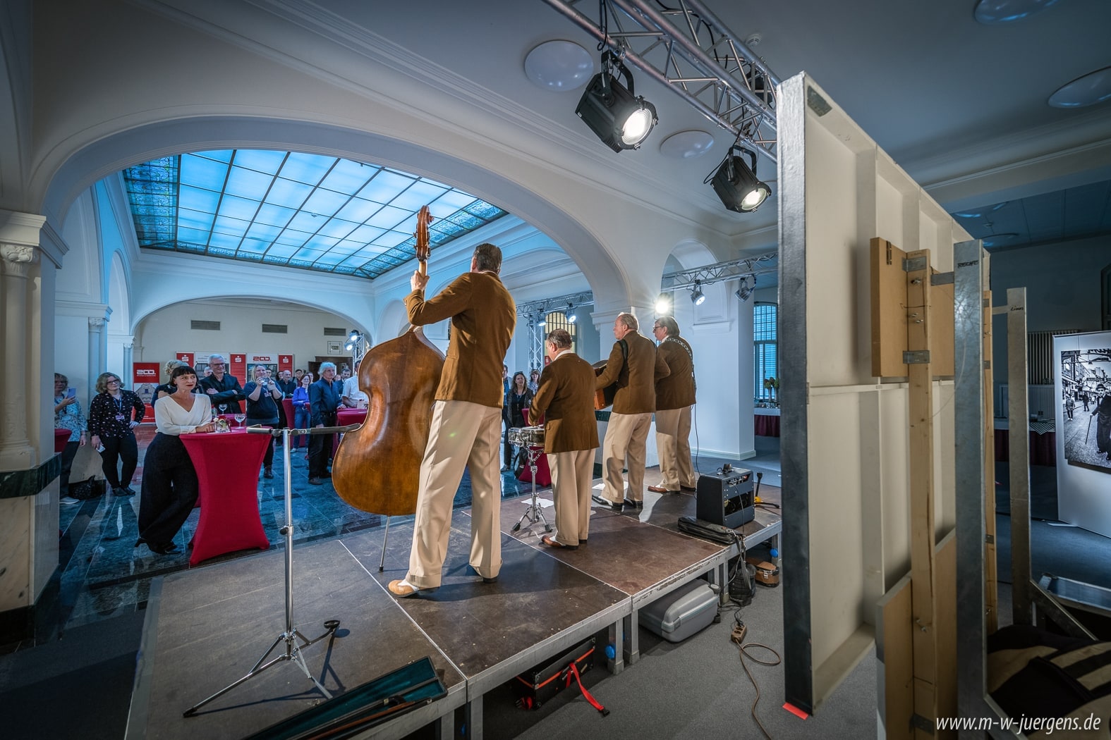 Filmkunstfest Schwerin Filmfest 2021, Ulrich Tukur, Ausstellung Fotografie Malerei, Manfred W. Jürgens Katharina John, Sparkasse Mecklenburg Schwerin, Historische Kundenhallet