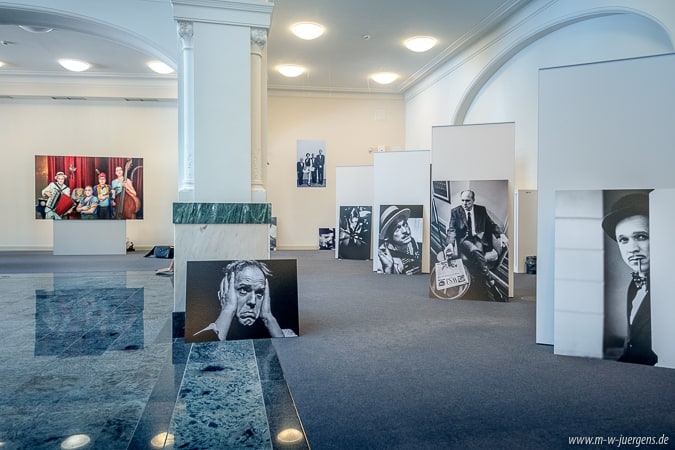 Filmkunstfest Schwerin Filmfest 2021, Ulrich Tukur, Ausstellung Fotografie Malerei, Manfred W. Jürgens Katharina John, Sparkasse Mecklenburg Schwerin, Historische Kundenhallet
