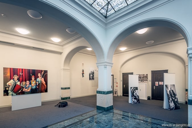 Filmkunstfest Schwerin Filmfest 2021, Ulrich Tukur, Ausstellung Fotografie Malerei, Manfred W. Jürgens Katharina John, Sparkasse Mecklenburg Schwerin, Historische Kundenhallet