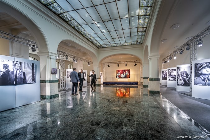 Filmkunstfest Schwerin Filmfest 2021, Ulrich Tukur, Ausstellung Fotografie Malerei, Manfred W. Jürgens Katharina John, Sparkasse Mecklenburg Schwerin, Historische Kundenhallet